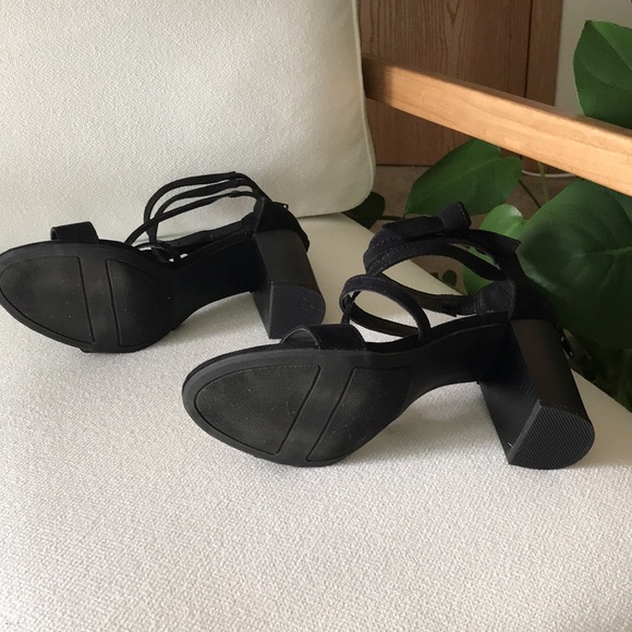 Black Strappy heels - Picture 5 of 6